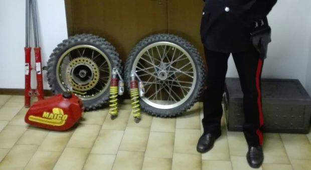 I pezzi della moto recuperati dai carabinieri