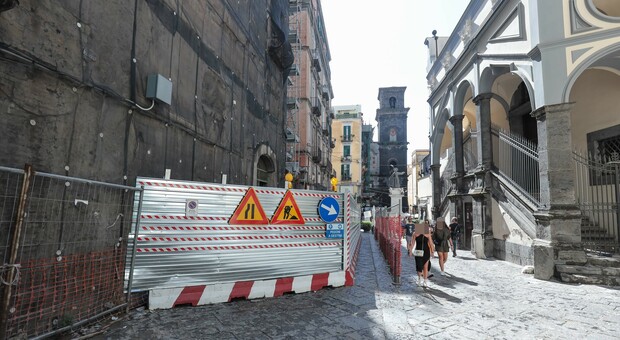 Cantiere Centro storico di Napoli, lavori in corso da 10 anni: «Decumani ingabbiati»