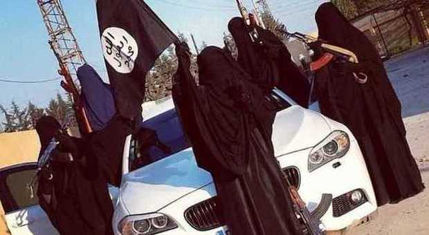 Propaganda Isis, la vita a cinque stelle delle spose jihadiste: in strada in posa con la Bmw