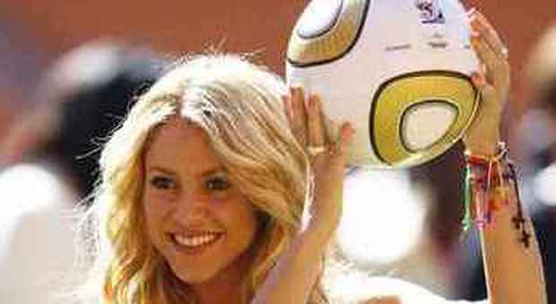 Shakira con il pallone della finale (foto Action Images - LaPresse)