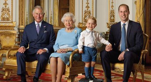 La Regina Eliosabetta con gli eredi al trono: da sinistra, Carlo, George e William