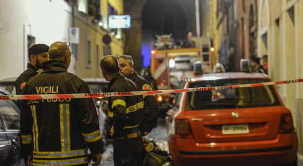 Roma, incendio in un palazzo vicino piazza Risorgimento: donna bloccata sul balcone