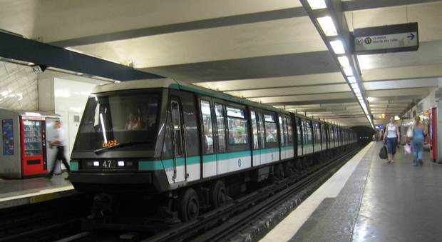 Allarme attentati a Parigi: i jihadisti potrebbero fingersi senzatetto per far esplodere bombe nella metro