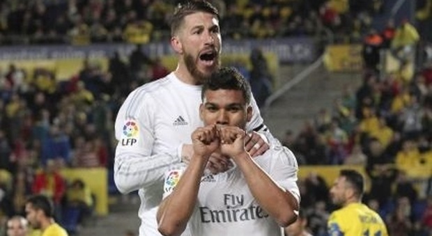 Casemiro festeggia il gol contro il Las Palmas insieme a Sergio Ramos