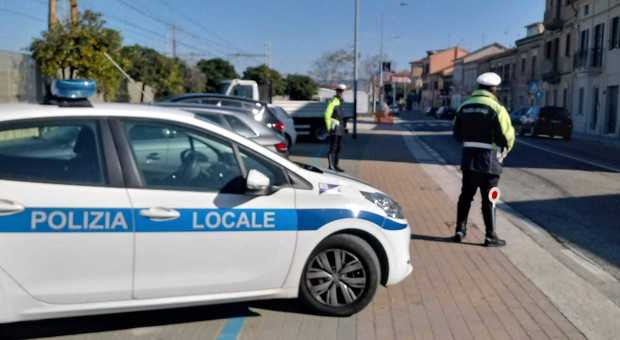I controlli della polizia locale di Falconara