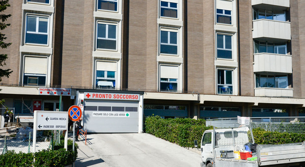 L'ingresso del pronto soccorso dell'ospedale di Macerata