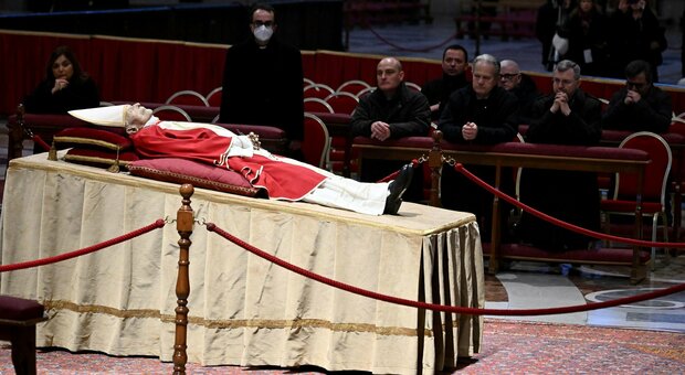 Ratzinger, Papa Francesco: «Grande maestro, aiuti a scoprire la gioia della fede». Oggi ultimo giorno di omaggio, domani il funerale