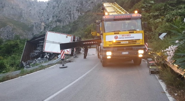 Il camion uscito fuori strada sulla Mngardina