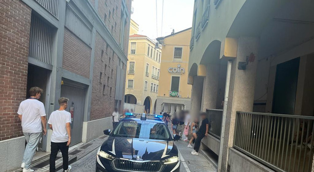Appuntamento su TikTok per una rissa in piazza Borsa a Treviso: baby gang riunite, 60 giovanissimi e un agente cade