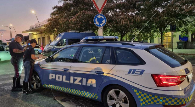 Per sfuggire dalla polizia cade dallo scooter: feriti anche i due poliziotti