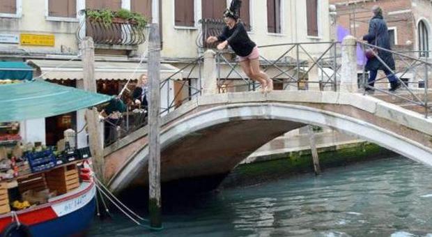 Venezia. Artista si tuffa dal ponte: «Volevo vedere la reazione dei passanti»