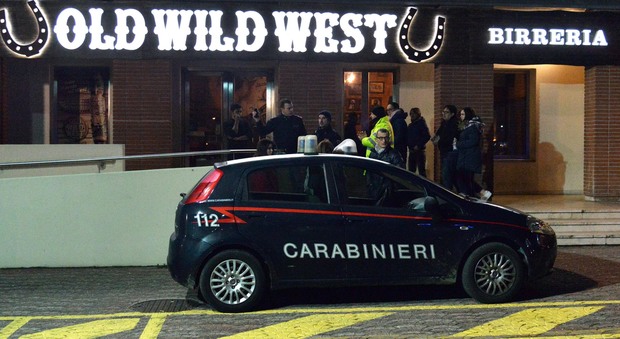 L'auto dei carabinieri sabato sera davanti all'Old Wild West di Silea (Photojournalist / Felice De Sena)