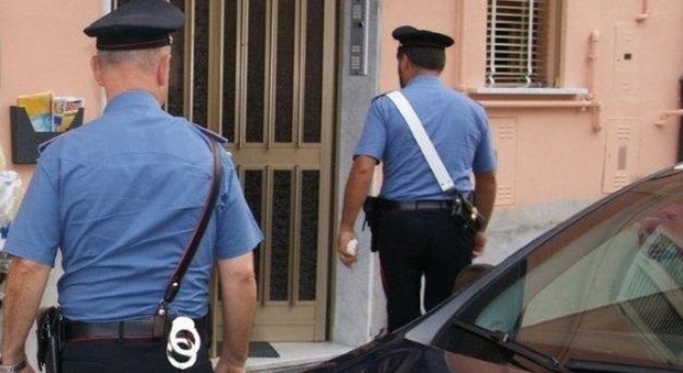 Salerno, cerca di uccidere la moglie e il figlio con una motosega: arrestato