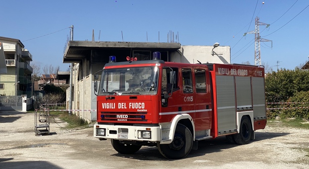 Pescara, incendio nel capannone di ingrosso dei fiori: l'ipotesi del dolo
