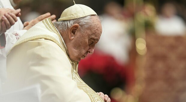 Papa Francesco decide di fare ugualmente l'udienza nell'Aula Paolo VI, la folla: «Santo Subito»