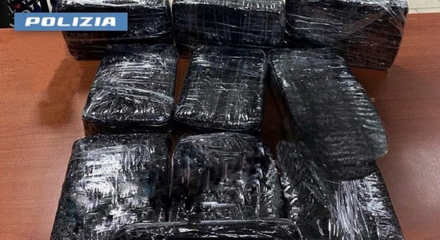 10 panetti di cocaina trovati dagli agenti