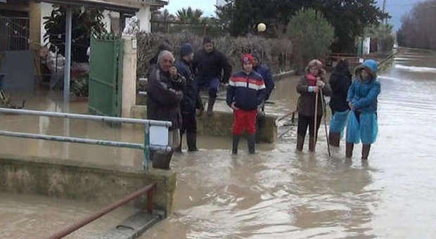 Il maltempo colpisce la Campania: esonda il Sele, famiglie evacuate: «Siamo soli»