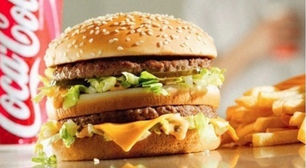 McDonald's colpito dall'inflazione, dopo 14 anni aumenta i prezzi: ecco i prodotti che costeranno di più