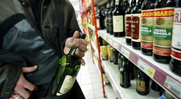 Ruba 5 bottiglie di alcolici e le nasconde in una fascia elastica: denunciato