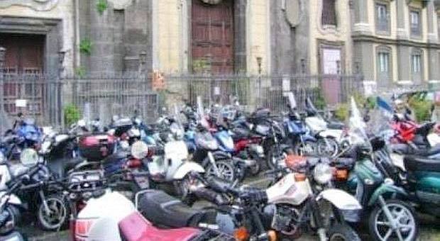 Napoli, decine di motorini davanti la Chiesa di San Diego all’Ospedaletto: «Istituzioni distratte»