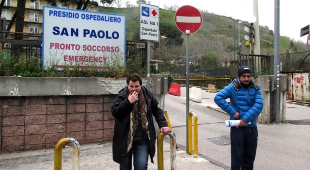 Napoli, l'ospedale San Paolo va in tilt: «Non abbiamo più posti letto»
