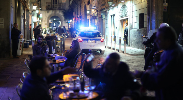 Napoli, maxi blitz nella movida di Chiaia: multe per migliaia di euro