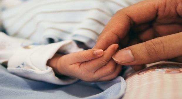 Tossicodipendente allatta il figlio di 4 mesi, poi pizzichi e lesioni: a processo con il padre