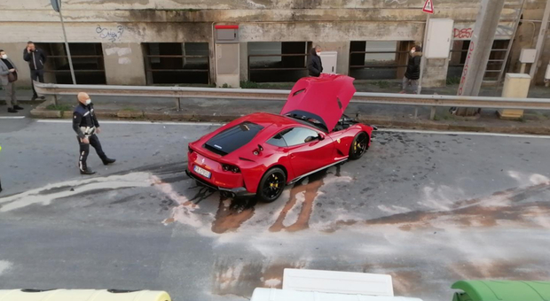Guida la Ferrari di Marchetti, sbanda e la fa a pezzi