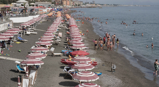 Salerno, il grande assalto alle spiagge driblando rifiuti e divieti: giovane ferito