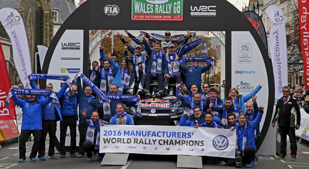 L'esultanza della squadra Volkswagen nel WRC dopo la conquista del 4° titolo mondiale costruttori consecutivo