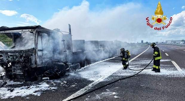 Tir va in fiamme in autostrada: l'autista accosta e si salva scendendo dal mezzo un attimo prima