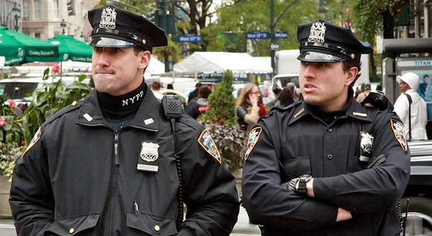 New York, polizia sotto accusa: tre comandanti finiti in manette per corruzione