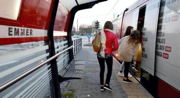 La folle sfida dei giovanissimi: sui binari sdraiati in attesa del tram