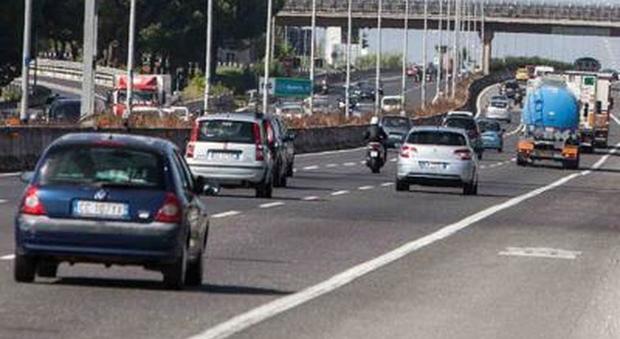 Roma, scontro fra quattro auto sul Gra, due feriti: traffico rallentato