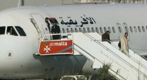 Aereo dirottato a Malta da sostenitori della famiglia Gheddafi: "Tutti liberi i 118 ostaggi"