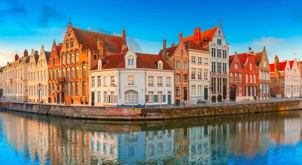In giro in bici o in barca sui canali per il fascino fiammingo di Bruges