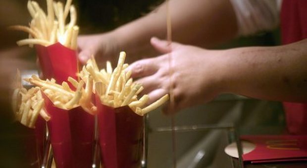 Mangia patatine fritte al McDonald e viene operato per rimuovergli pezzetti di vetro dallo stomaco
