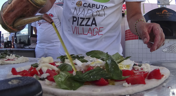 Pizza Village a Napoli, il Comune in trincea: «Lungomare o Milano? No aut aut»
