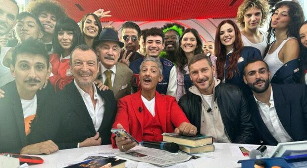 Fiorello riparte con Viva Rai2. L'annuncio di Amadeus: «Mengoni condurrà la prima serata di Sanremo 2024». E Totti fa pace con Spalletti