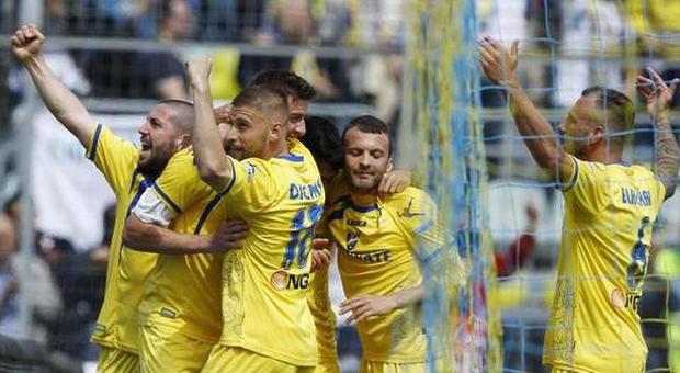 Frosinone, prima volta in Serie A : 3-1 col Crotone ed è promozione storica