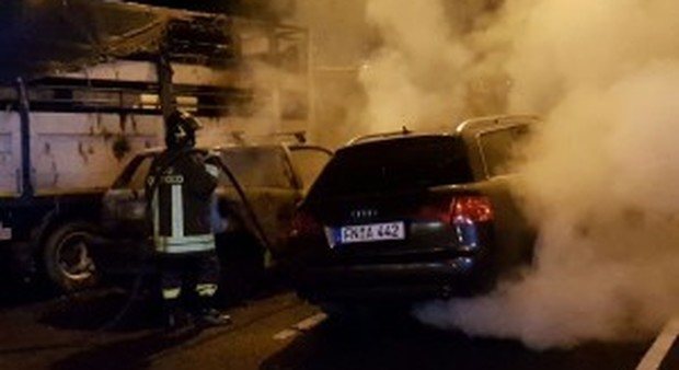 Tre auto e un camion in fiamme paura a Sassano: nessun ferito
