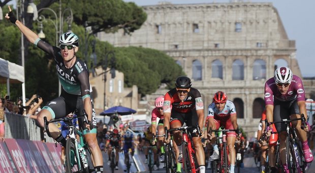 Il Giro d'Italia eviterà Roma: «Prima ripariamo le buche», i ciclisti passeranno da Frascati