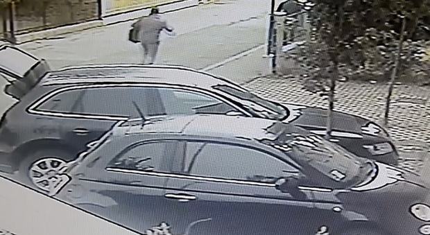 Fotogramma della videosorveglianza dell'hotel con il ladro