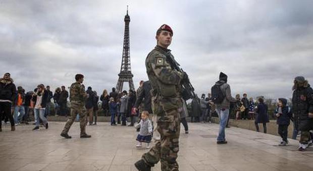 Atttentati Parigi, gli Usa: «Un legionario il mandante delle stragi»