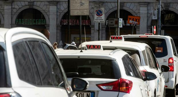 Attraversa la strada, investito e ucciso da un taxi in centro a Milano: non era sulle strisce pedonali