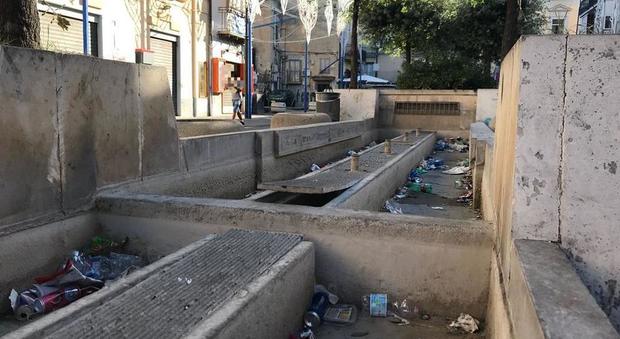 Napoli Est, le fontane spente: niente acqua, c'è solo spazzatura