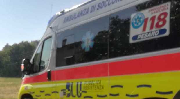 Pesaro, travolto alla rotatoria: ciclista all'ospedale e il traffico va in tilt