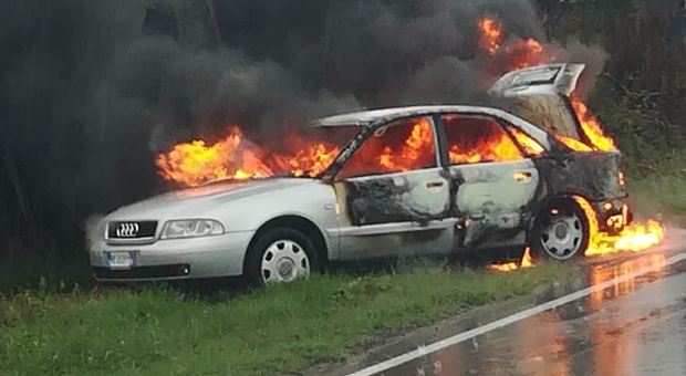 Auto in fiamme tra Montalto e Tuscania, famiglia in salvo