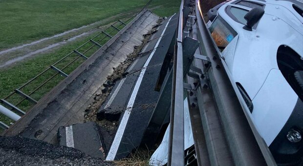 Crolla cavalcavia a Novara, auto schiacciata dal guardrail: conducente miracolata