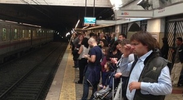 Guasto a un treno sulla Metro B, paura tra i passeggeri evacuati La linea A e C chiuse per sciopero